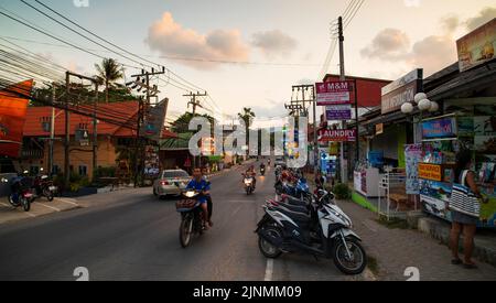 INSEL KOH SAMUI, THAILAND. 25. März 2016; Abendansicht der Bophut Koh Straßen. Koh Samui - Surrathani Stockfoto