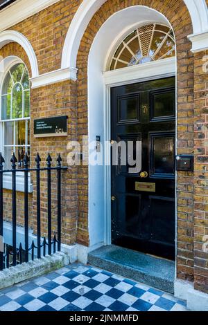 UCL Institute of Neurology Queen Square London. Gebäude des UCL Queen Square Institute of Neurology. Das Institut wurde 1950 gegründet. Stockfoto