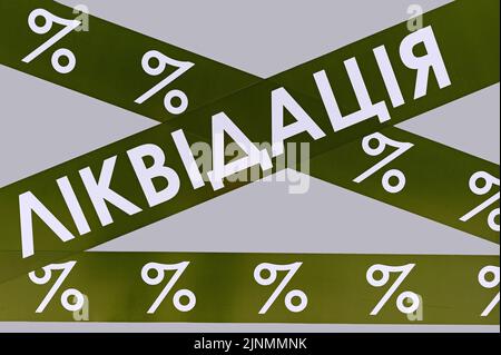 Das grüne Klebeband mit Text, das von Ukrainisch ins Englische bedeutet Liquidation Stockfoto