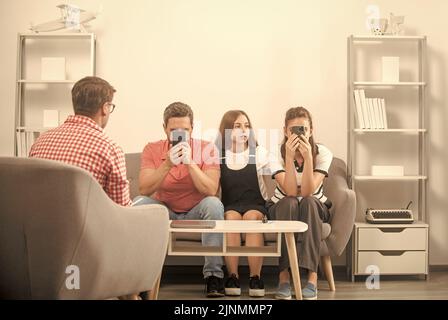 Eltern-Lehrer-Treffen. Vater Mutter und Kind bei Psychologiesitzung. Familientherapie. Stockfoto