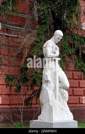 Skulptur eines Kriegers mit einem Schwert im Park der Nationalen Akademie für visuelle Kunst und Architektur in Kiew Ukraine Stockfoto