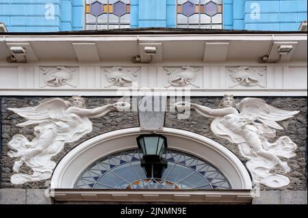 Bas Relief mit zwei Engeln an der Fassade des alten Gebäudes in Kiew, Ukraine Stockfoto