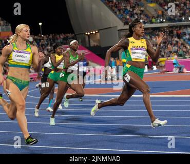 Ella Connolly aus Australien und Elaine Thompson-Herah aus Jamaika treten beim Frauen-Finale 200m bei den Commonwealth Games im Alexander Stadium, Bi, an Stockfoto