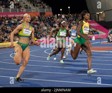 Ella Connolly aus Australien und Elaine Thompson-Herah aus Jamaika treten beim Frauen-Finale 200m bei den Commonwealth Games im Alexander Stadium, Bi, an Stockfoto