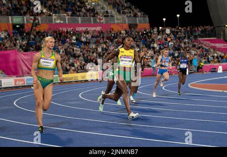 Ella Connolly aus Australien und Elaine Thompson-Herah aus Jamaika treten beim Frauen-Finale 200m bei den Commonwealth Games im Alexander Stadium, Bi, an Stockfoto