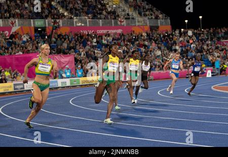 Ella Connolly aus Australien und Elaine Thompson-Herah aus Jamaika treten beim Frauen-Finale 200m bei den Commonwealth Games im Alexander Stadium, Bi, an Stockfoto