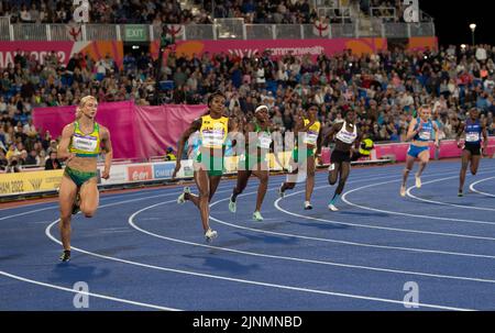 Ella Connolly aus Australien und Elaine Thompson-Herah aus Jamaika treten beim Frauen-Finale 200m bei den Commonwealth Games im Alexander Stadium, Bi, an Stockfoto