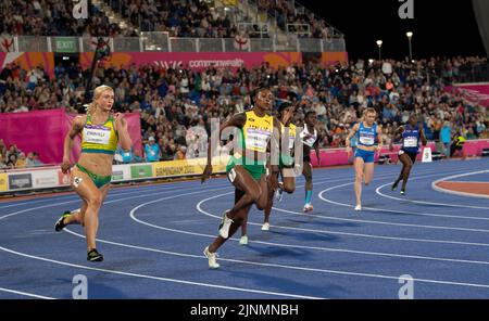 Ella Connolly aus Australien und Elaine Thompson-Herah aus Jamaika treten beim Frauen-Finale 200m bei den Commonwealth Games im Alexander Stadium, Bi, an Stockfoto