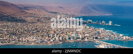 Luftaufnahme von der Hafenstadt Iquique im Norden Chiles an den Ufern der Atacama Wüste. Stockfoto