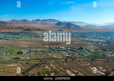 Luftaufnahme der Bergbaustadt Calama im Norden Chiles mit der Kupfermine Chuquicamata im Hintergrund. Stockfoto