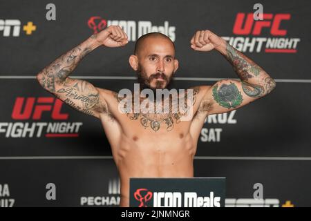 San Diego, USA. 12. August 2022. SAN DIEGO, CA - 12. August: Marlon Vera setzt sich für die offizielle Einwaage im Sheraton San Diego Hotel & Marina für die UFC Fight Night ein - Vera vs Cruz : Offizielles Einwaggen am 12. August 2022 in SAN DIEGO, USA. (Foto von Louis Grasse/PxImages) Credit: Px Images/Alamy Live News Stockfoto