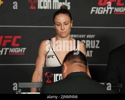 San Diego, USA. 12. August 2022. SAN DIEGO, CA - 12. August: Nina Nunes setzt auf die Skala für das offizielle Wiegen im Sheraton San Diego Hotel & Marina für die UFC Fight Night - Vera vs Cruz : Offizielles Wiegen am 12. August 2022 in SAN DIEGO, USA. (Foto von Louis Grasse/PxImages) Credit: Px Images/Alamy Live News Stockfoto