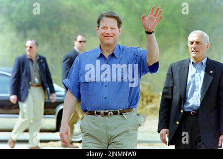 Der US-Vizepräsident Al Gore winkt, als er zur Feier seines 50.. Geburtstages eintrifft, um auf der Skyland Park Terrace am 31. März 1998 in Washington, D.C. Stadthäuser für Habitat for Humanity wieder aufzubauen Stockfoto