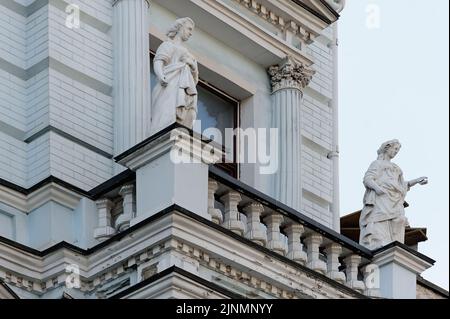 Skulpturen an der Fassade des alten Gebäudes in Kiew Ukraine Stockfoto