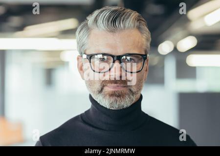 Nahaufnahme Porträt des erfolgreichen Senior und erfahrenen Geschäftsmann, Mann in Brille Blick auf die Kamera, seriöse Investor Banker im Büro bei der Arbeit Stockfoto