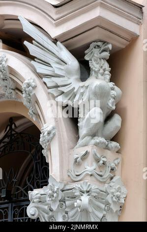 Weißer Gipsgriff an der alten Gebäudefassade in Kiew Ukraine Stockfoto