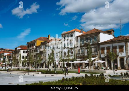 Vila Real, Portugal - 2021. September 15. - die koloniale Innenstadt von Vila Real, einer der wichtigsten Städte in der Douro-Region im Norden Portugals Stockfoto