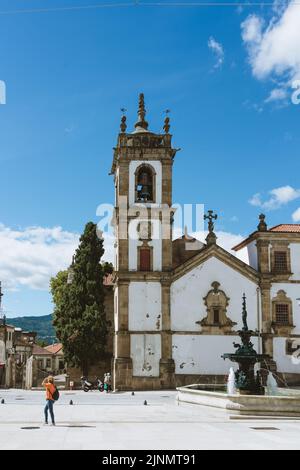 Vila Real, Portugal - 2021. September 15. - Kolonialkirche an einem sonnigen Tag in Vila Real, Portugal Stockfoto