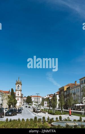 Vila Real, Portugal - 2021. September 15. - Autos fahren durch die Hauptstraße von Vila Real Stockfoto