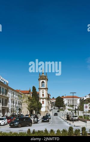 Vila Real, Portugal - 2021. September 15. - Autos fahren durch die Hauptstraße von Vila Real Stockfoto