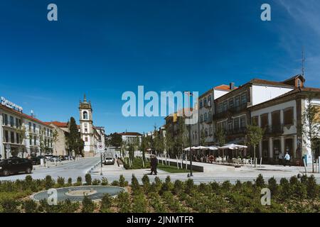 Vila Real, Portugal - 2021, September 15. - fantastischer Boulevard an einem sonnigen Tag in Vila Real Stockfoto