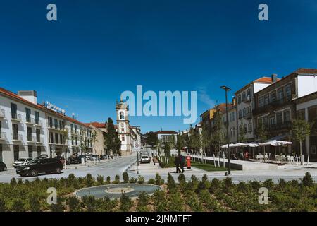 Vila Real, Portugal - 2021, September 15. - fantastischer Boulevard an einem sonnigen Tag in Vila Real Stockfoto