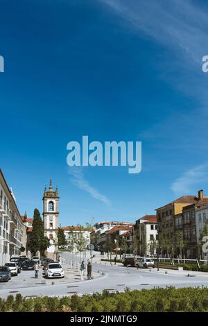 Vila Real, Portugal - 2021. September 15. - Autos fahren durch die Hauptstraße von Vila Real Stockfoto