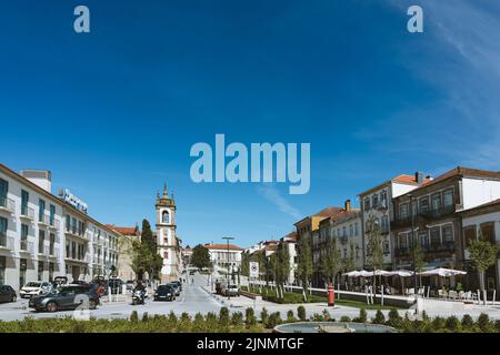 Vila Real, Portugal - 2021, September 15. - fantastischer Boulevard an einem sonnigen Tag in Vila Real Stockfoto