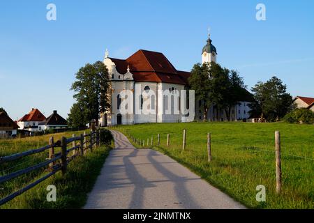 Wallfahrtskirche wies (Wieskirche) ist eine ovale Rokoko-Kirche in den bayerischen Alpen am sonnigen Sommertag (Steingaden, Weilheim-Schongau, Bayern, Deutschland) Stockfoto