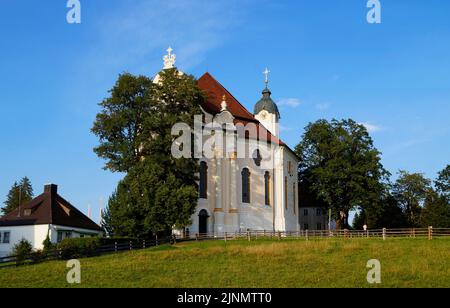 Wallfahrtskirche wies (Wieskirche) ist eine ovale Rokoko-Kirche in den bayerischen Alpen am sonnigen Sommertag (Steingaden, Weilheim-Schongau, Bayern, Deutschland) Stockfoto