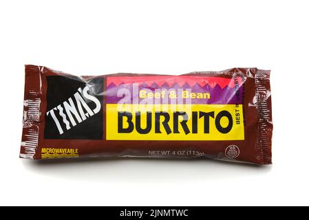 IRVINE, KALIFORNIEN - 12. AUGUST 2022: Ein einziges gefrorenes Paket von Tinas Beef und Bean Burrito. Stockfoto