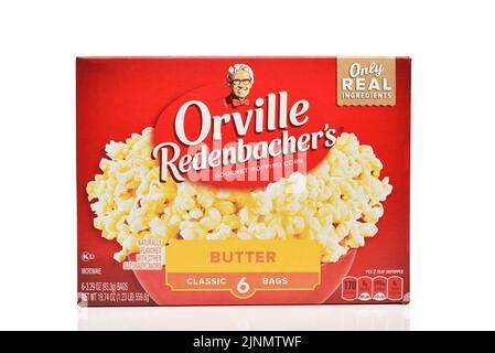 IRVINE, KALIFORNIEN - 12. AUGUST 2022: Eine Packung Orville Redenbachers Mikrowellenpopcorn mit Butter mit einer Zählung von 6 Punkten. Stockfoto