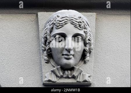 Maskaron an einer alten Gebäudefassade der Kiewer Passage, Kiew, Ukraine Stockfoto