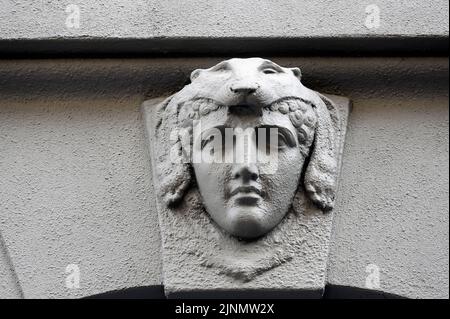 Maskaron an einer alten Gebäudefassade der Kiewer Passage, Kiew, Ukraine Stockfoto