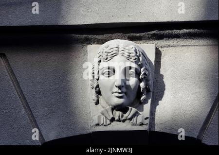 Maskaron an einer alten Gebäudefassade der Kiewer Passage, Kiew, Ukraine Stockfoto