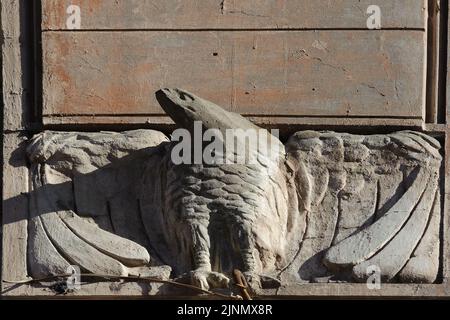 Altertes Adlerrelief an der alten Gebäudefassade in Kiew Ukraine Stockfoto