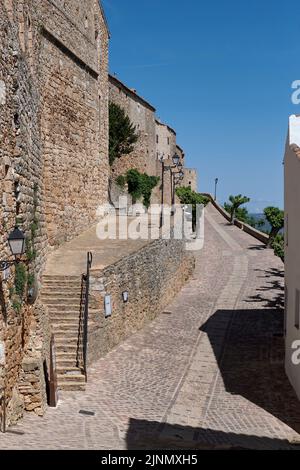 Gepflasterte Fußgängerstraße, um bis zum Schloss der Stadt Culla zu gehen, erklärte die schönste in Spanien, Castellon, Spanien, Europa Stockfoto