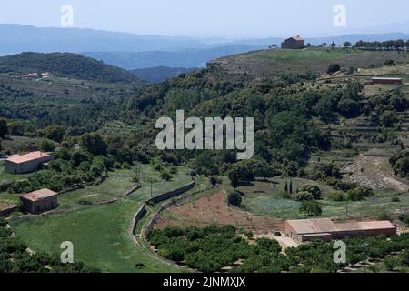 Panoramablick auf das Land von Culla und die Einsiedelei von San Cristobal de Benasal im Hintergrund. Die schönste Stadt Spaniens, Castellon Stockfoto