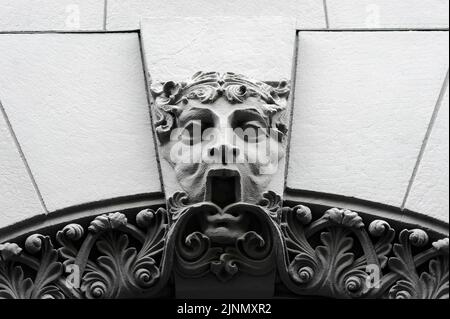 Mascaron mit offenem Mund an der alten Gebäudefassade in Kiew Ukraine Stockfoto