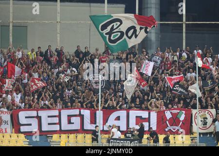 Parma, Italien. 12. August 2022. Fans (SSC BARI) während Parma Calcio gegen SSC Bari, Italienisches Fußballspiel der Serie B in Parma, Italien, August 12 2022 Quelle: Independent Photo Agency/Alamy Live News Stockfoto