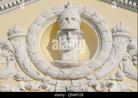 Maskaron von Pallas Athene, griechische Göttin der Weisheit, des Handwerks und der Kriegsführung an der Fassade eines alten Gebäudes in der Ukraine Kiew Stockfoto