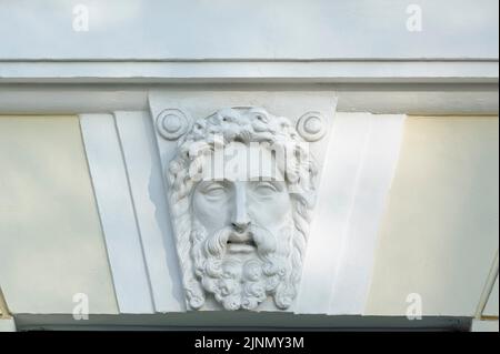 Mascaron auf einer alten Gebäudefassade in Kiew Ukraine Stockfoto