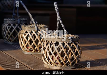 Dekorative Kerzenleuchter für den Außenbereich im Weidenhalter Stockfoto