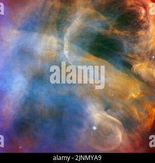 Deep Space. 12. August 2022. Diese Himmelswolkenlandschaft vom NASA/ESA Hubble Space Telescope fängt die farbenfrohe Region um das Herbig-Haro Objekt HH 505 ein. Herbig-Haro-Objekte sind leuchtende Regionen, die neugeborene Sterne umgeben und entstehen, wenn ionisierte Gasstrahlen, die von diesen neugeborenen Sternen spucken, mit Gas und Staub in der Nähe bei hohen Geschwindigkeiten kollidieren. Im Fall von HH 505 stammen diese Jets vom Stern IX Ori, der am Rande des Orionnebels rund 1000 Lichtjahre von der Erde entfernt liegt. Quelle: ESA/Hubble/NASA/ZUMA Press Wire Service/ZUMAPRESS.com/Alamy Live News Stockfoto