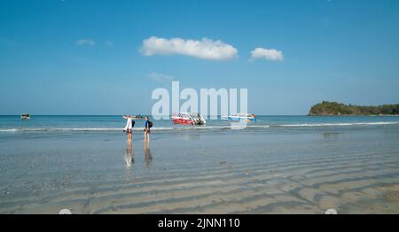 KOH LANTA - KRABI - THAILAND. 28. MÄRZ 2016. Touren Sie Boote und Touristen. Schnelle Boote, die die Phi Phi Inseln bereisen. Der Koh Lanta Strand. Krabi - Thailand Stockfoto