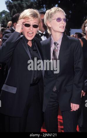 13. Sep 1998, Los Angeles, Kalifornien, USA: Die amerikanische Schauspielerin und Stand-up-Komödiantin ELLEN LEE DEGENERES (geboren am 26. Januar 1958) mit der Schauspielerin ANNE HECHE in Anzügen von Gucci bei den jährlichen Primetime Emmy Awards 50. im Shrine Auditorium. (Bild: © Kathy Hutchins/ZUMA Press) Stockfoto
