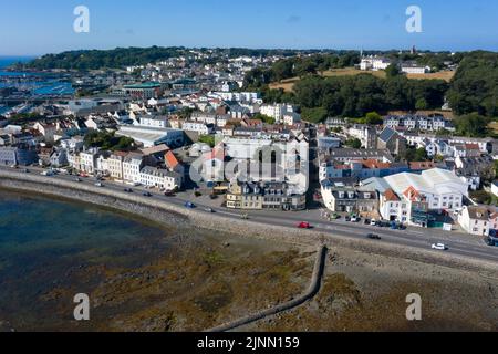 Drohnenaufnahme der Meeresfront von St. Peter Port in Guernsey Stockfoto
