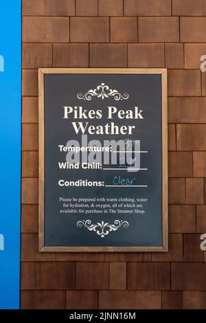 melden sie sich am Zahnradbahnhof für das Wetter auf der Spitze des Pike's Peak mit Temperatur, Windchill und Bedingungen mit Vorschlägen für die Vorbereitung Stockfoto