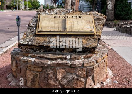 Colorado Springs, CO - 3. Juli 2022: Diese polare Sonnenuhr auf der Cascade Ave. Hat ihren Tisch in der polaren Ebene, mit dem Boden um einen Winkel gleich t geneigt Stockfoto