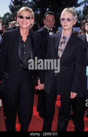 13. Sep 1998, Los Angeles, Kalifornien, USA: Die amerikanische Schauspielerin und Stand-up-Komödiantin ELLEN LEE DEGENERES (geboren am 26. Januar 1958) mit der Schauspielerin ANNE HECHE in Anzügen von Gucci bei den jährlichen Primetime Emmy Awards 50. im Shrine Auditorium. (Bild: © Kathy Hutchins/ZUMA Press) Stockfoto
